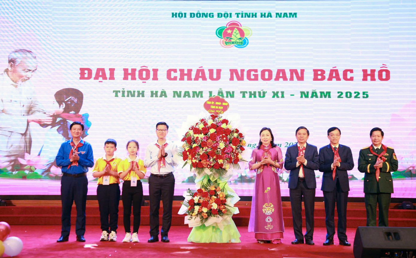 Lãnh đạo tỉnh Hà Nam tặng lẵng hoa chúc mừng Đại hội. Ảnh: BTC Lãnh đạo tỉnh Hà Nam tặng lẵng hoa chúc mừng Đại hội. Ảnh: BTC