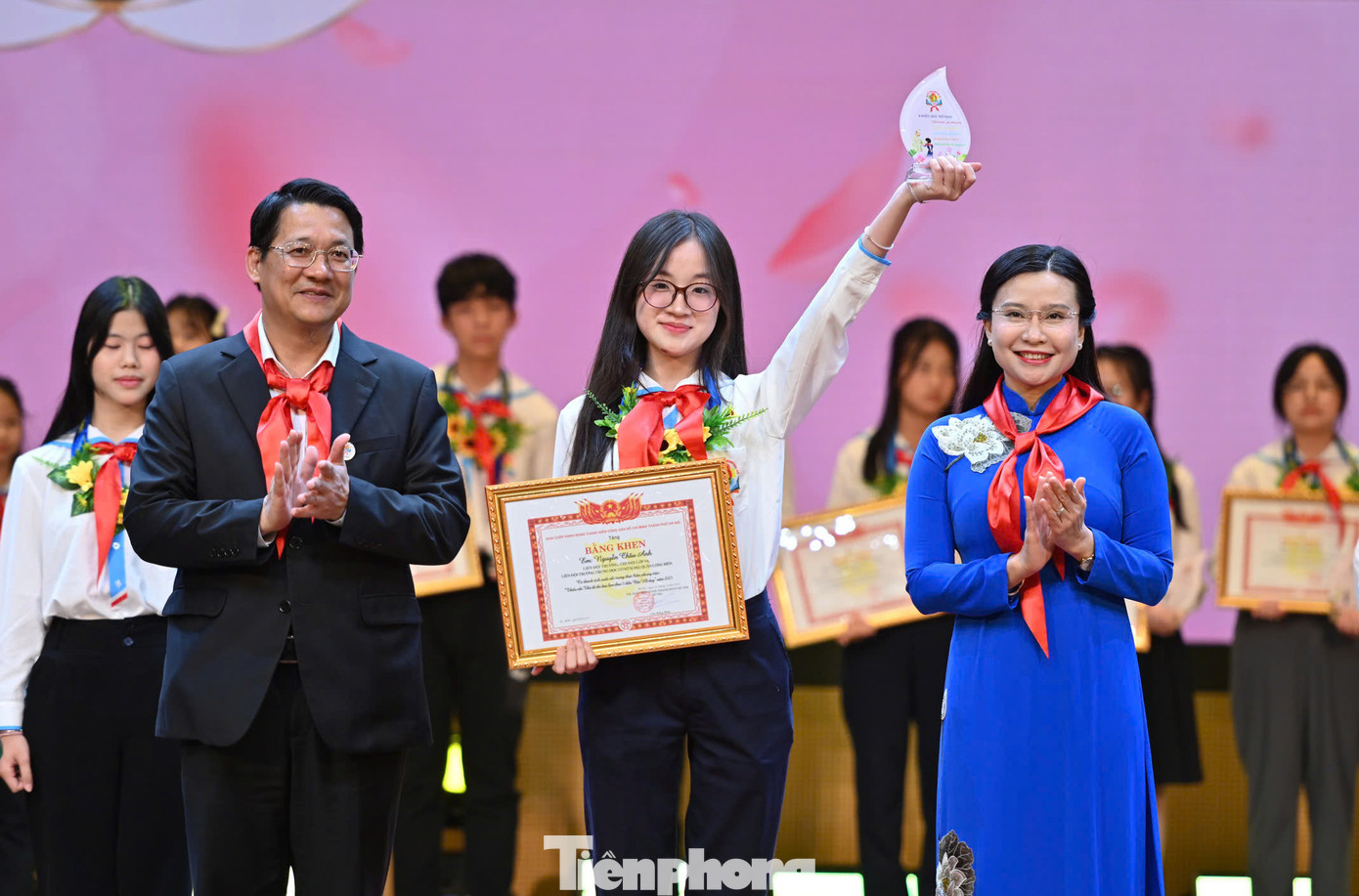 Bí thư T.Ư Đoàn, Chủ tịch Hội đồng Đội T.Ư Nguyễn Phạm Duy Trang và Phó Trưởng ban Tuyên giáo và Dân vận thành ủy Hà Nội Vũ Hà trao khen thưởng các em thiếu nhi. Bí thư T.Ư Đoàn, Chủ tịch Hội đồng Đội T.Ư Nguyễn Phạm Duy Trang và Phó Trưởng ban Tuyên giáo và Dân vận thành ủy Hà Nội Vũ Hà trao khen thưởng các em thiếu nhi.