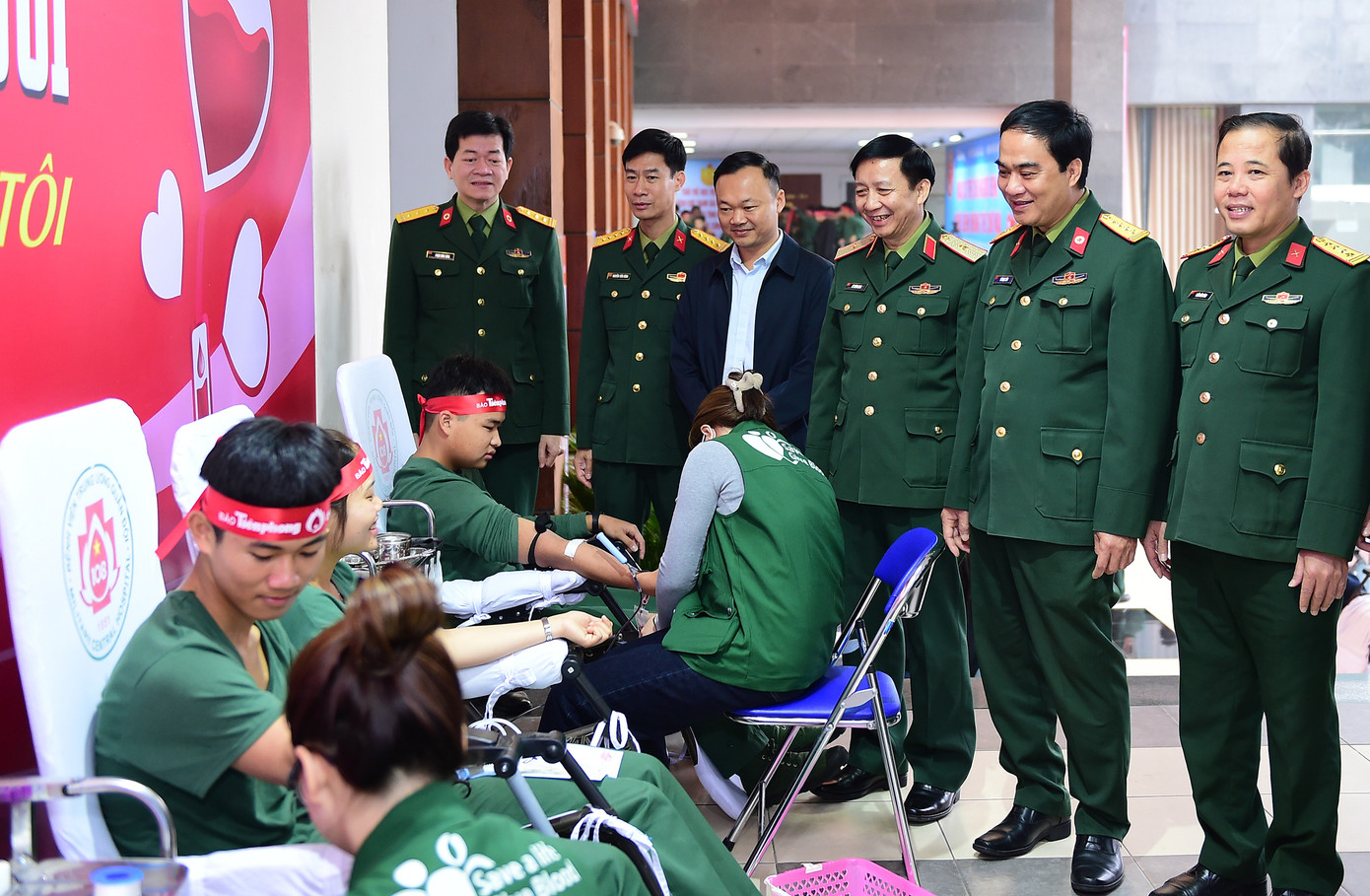 Lãnh đạo Học viện Hậu cần và đại diện Ban Tổ chức thăm hỏi, động viên cán bộ, giảng viên, nhân viên, chiến sĩ và học viên tham gia hiến máu.