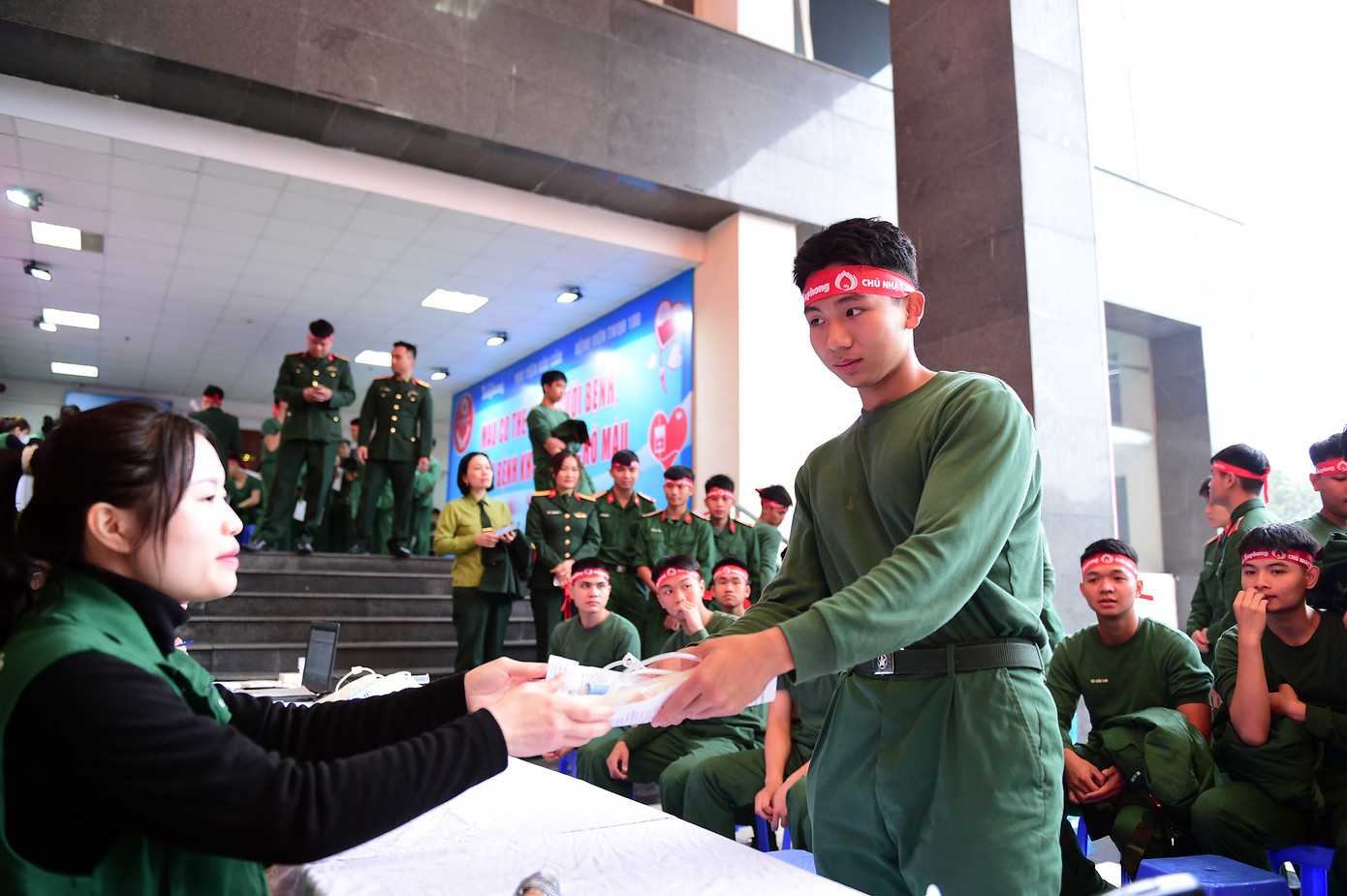 Các học viên, chiến sĩ hồ hởi tham gia hiến máu trong chương trình.