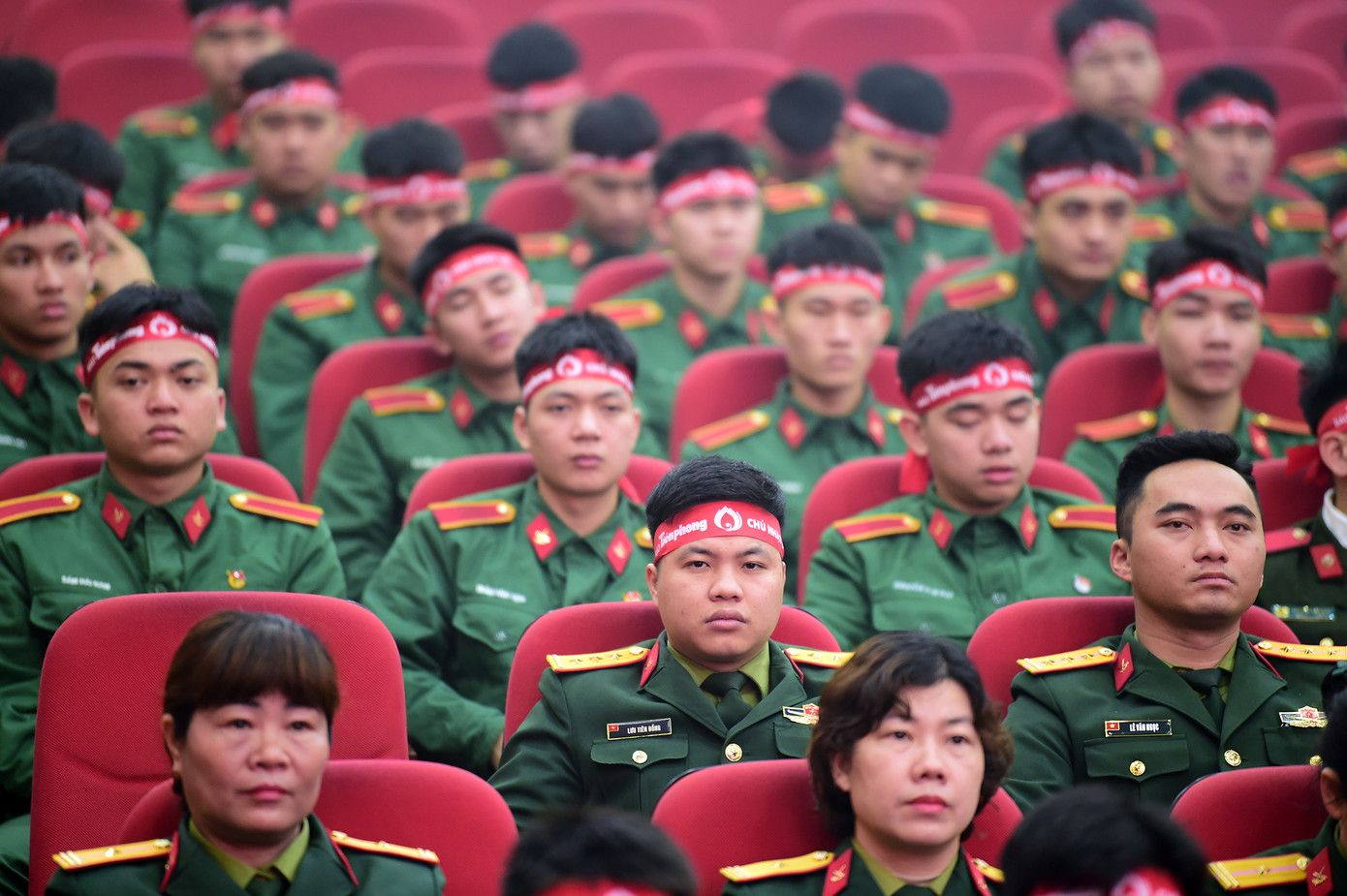 Đông đảo cán bộ, giảng viên, học viên, nhân viên, chiến sĩ Học viện Hậu cần, cùng đoàn viên thanh niên đơn vị kết nghĩa tham gia hiến máu tại chương trình.