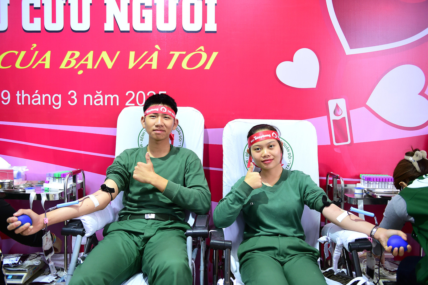 Cũng có lần đầu tiên hiến máu, hai học viên Lê Ngọc Ánh và Lê Quang Minh cùng chung cảm xúc hồi hộp và hạnh phúc thực hiện nghĩa cử cao đẹp. “Lần đầu tiên hiến máu của tôi càng thêm đặc biệt hơn khi được thực hiện trong môi trường quân ngũ và tại ngôi trường thân yêu”, nữ học viên Lê Ngọc Ánh nói.