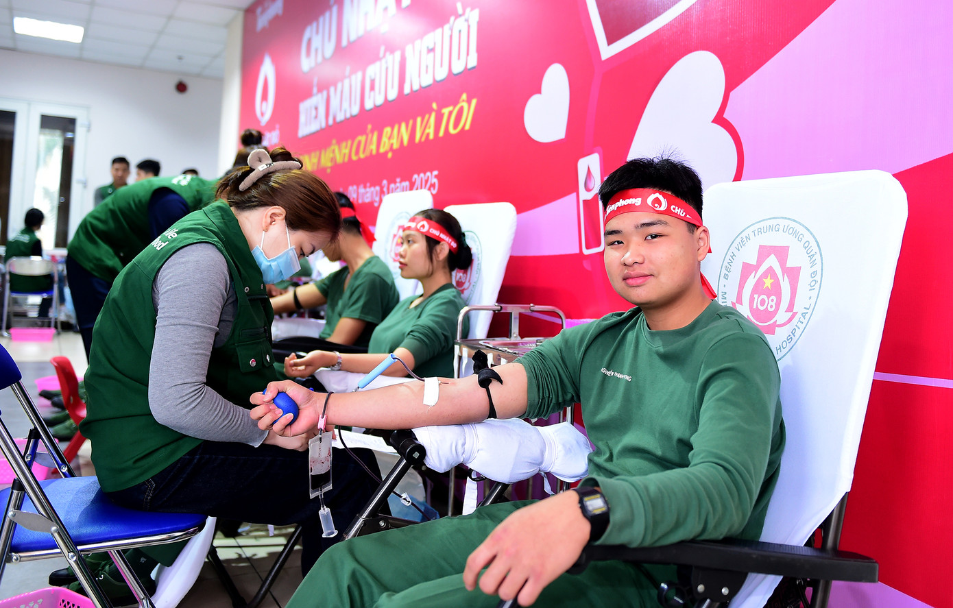 Học viên Nguyễn Anh Phong có lần đầu tiên hiến máu khi tham gia chương trình Chủ Nhật Đỏ. Sau những phút đầu hồi hộp, chàng học viên khóa 31 Học viện Hậu cần cảm thấy phấn khởi khi làm được điều ý nghĩa.