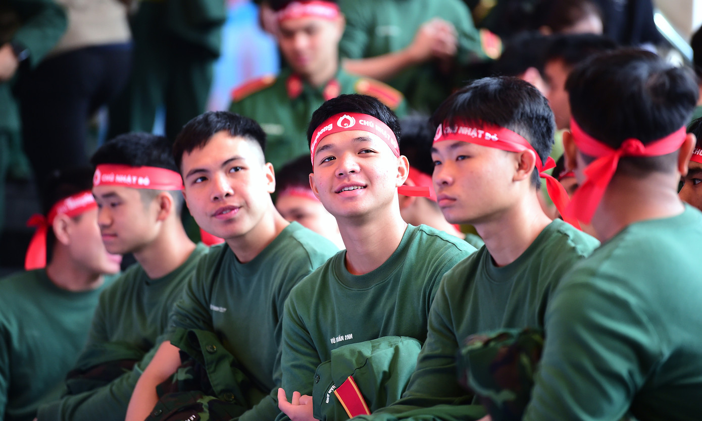 Các học viên, chiến sĩ hồ hởi tham gia hiến máu trong chương trình.