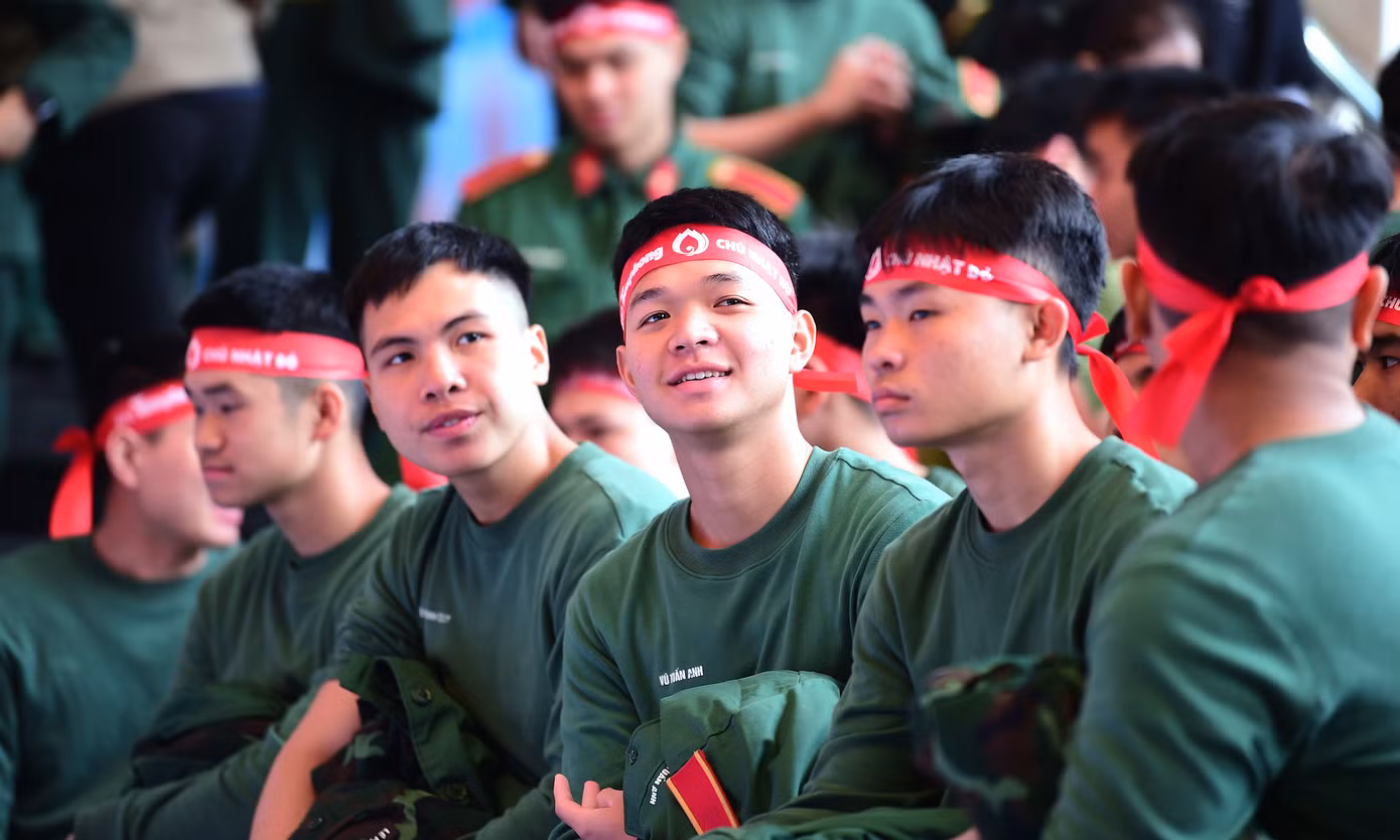 Các học viên, chiến sĩ hồ hởi tham gia hiến máu trong chương trình.