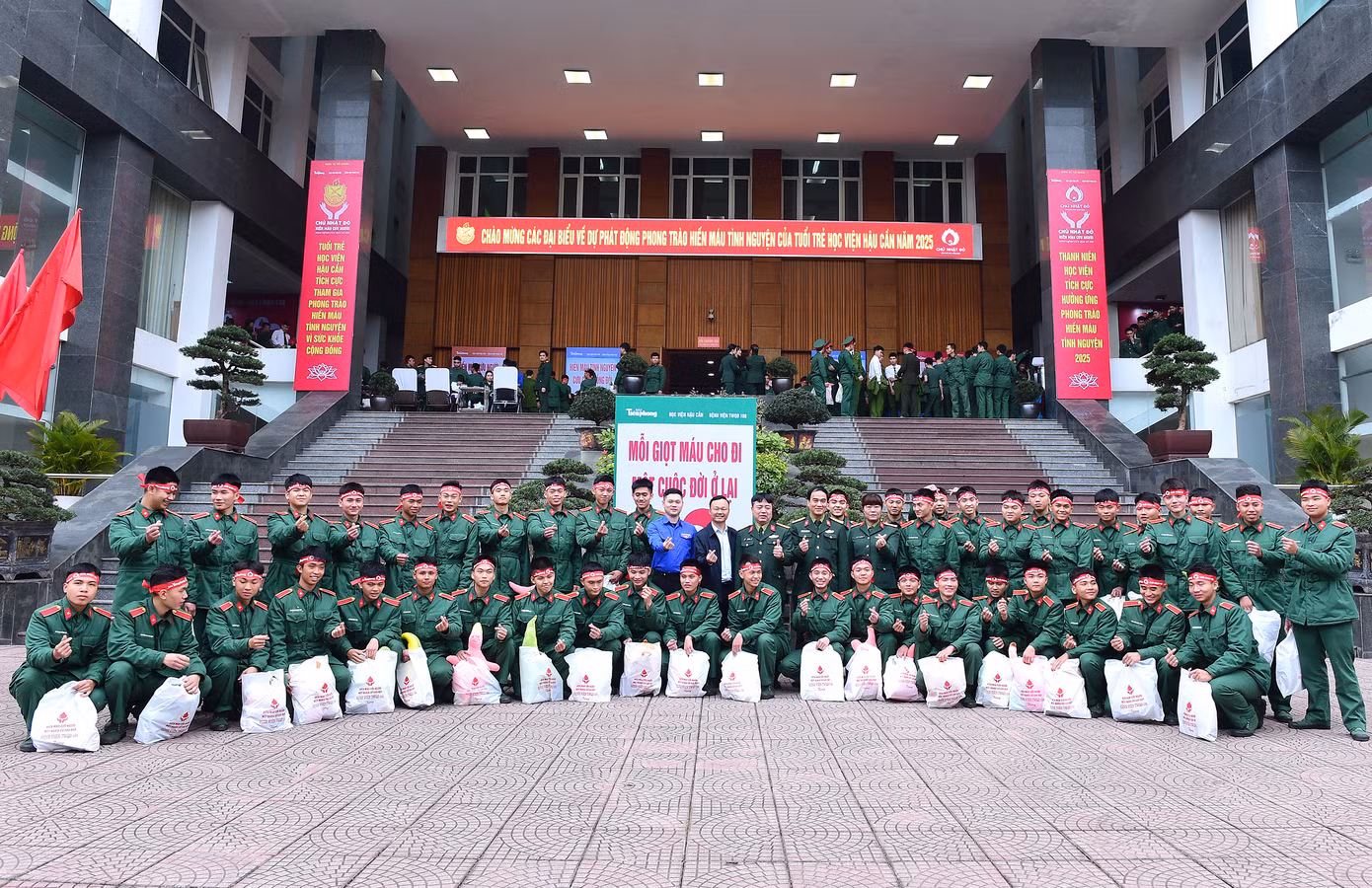 Chương trình hiến máu Chủ Nhật Đỏ năm 2025 tại Học viện Hậu cần đã tiếp nhận hơn 300 đơn vị máu.