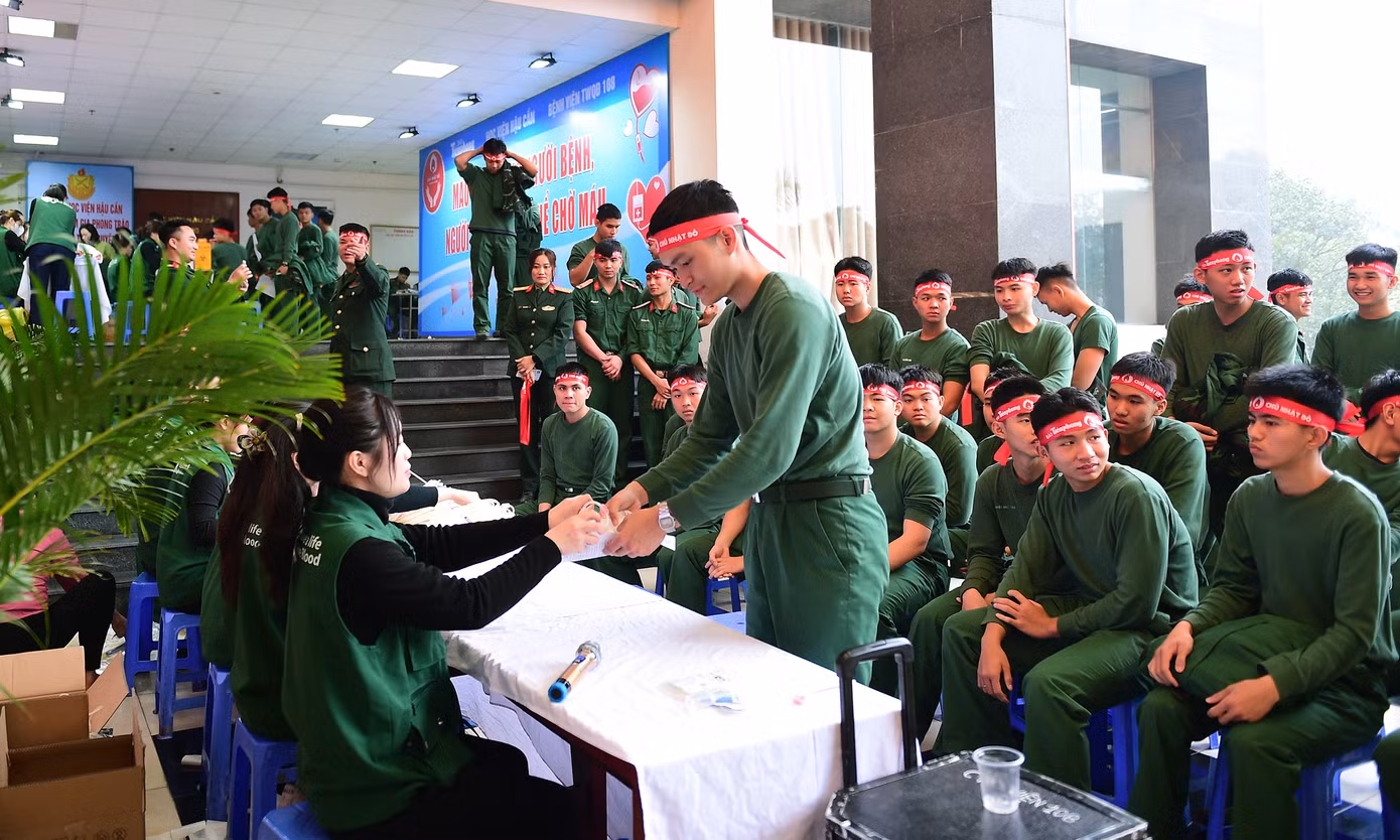 Các học viên, chiến sĩ hồ hởi tham gia hiến máu trong chương trình.