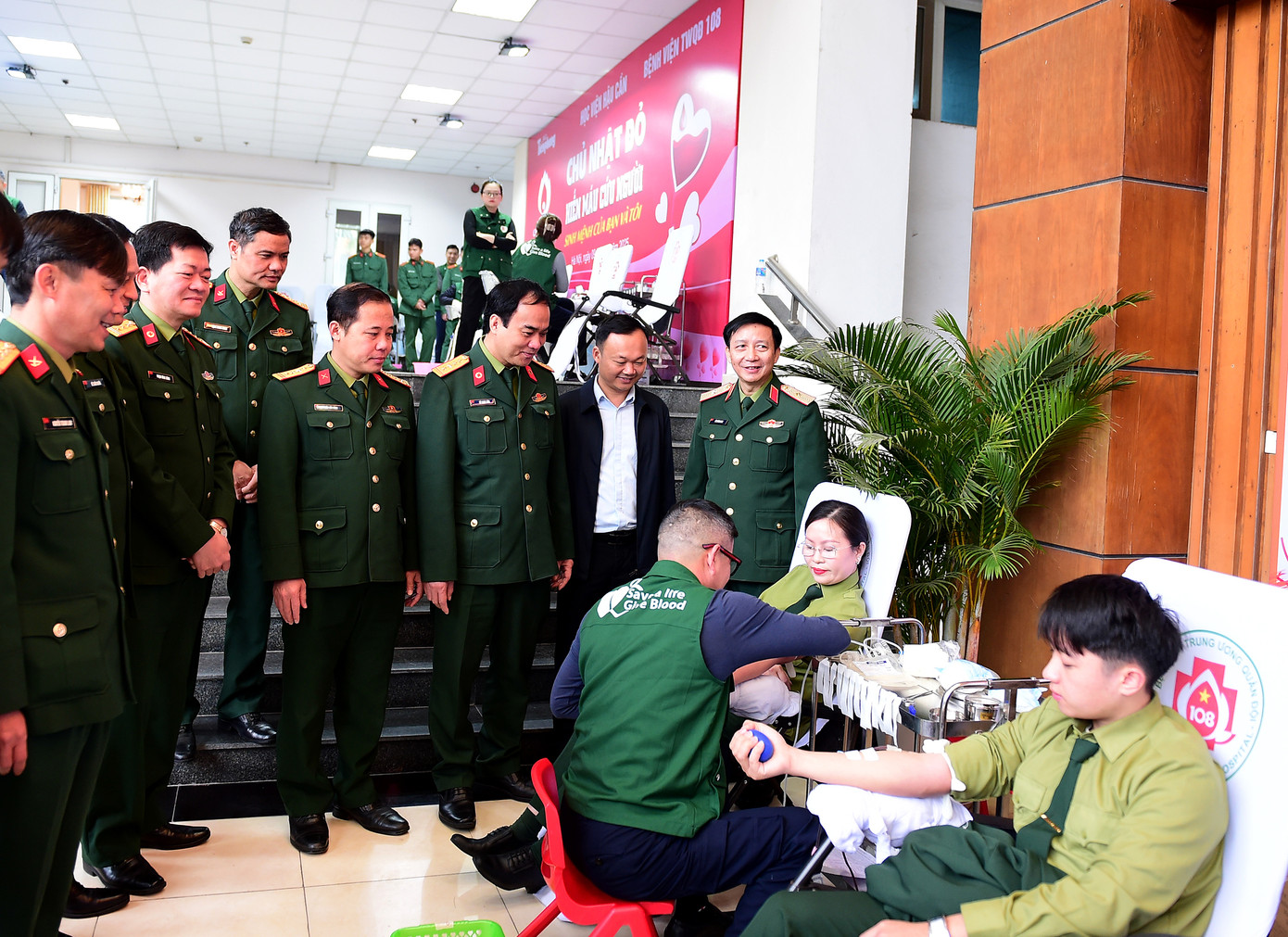 Lãnh đạo Học viện Hậu cần và đại diện Ban Tổ chức thăm hỏi, động viên cán bộ, giảng viên, nhân viên, chiến sĩ và học viên tham gia hiến máu.