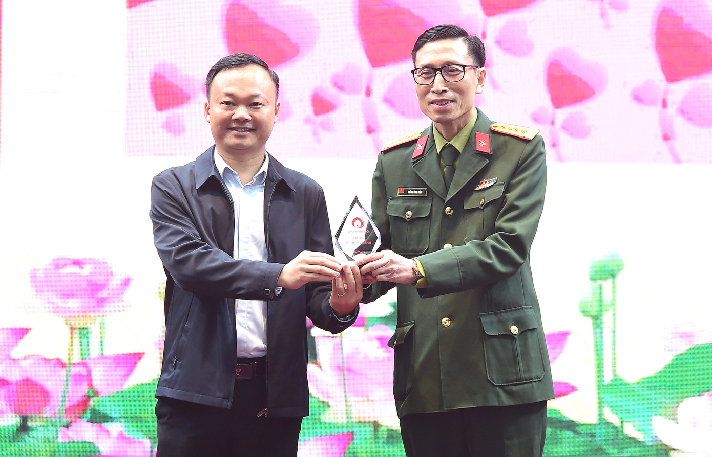 Nhà báo Phạm Tuấn Anh trao tặng Kỷ niệm chương Chủ Nhật Đỏ tới Học viện Hậu cần.