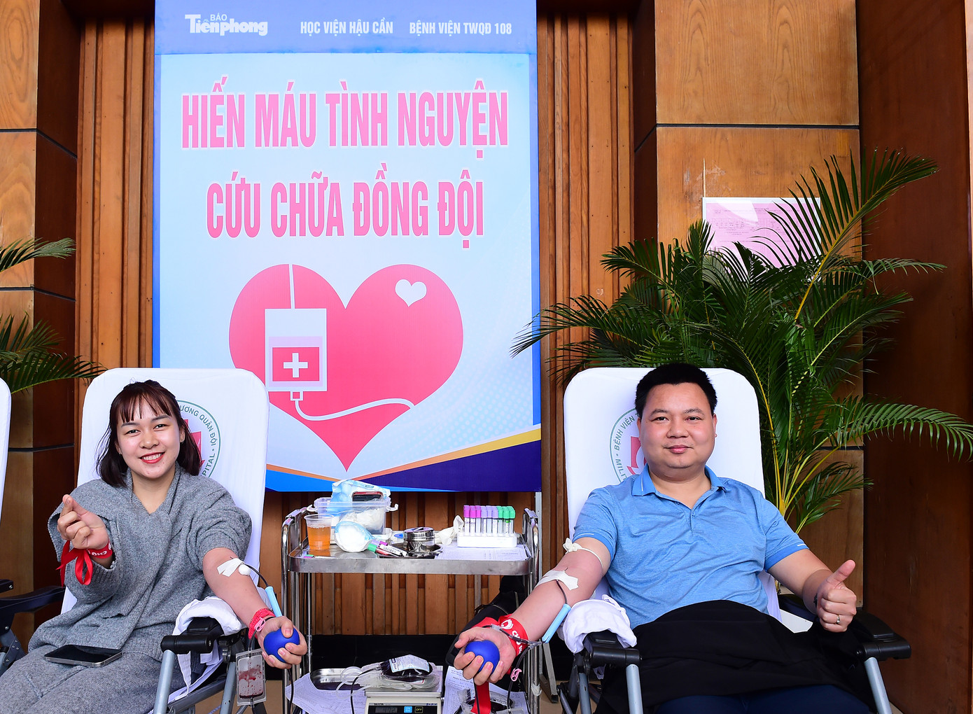 Vợ chồng anh Bùi Văn Đôn – chị Trịnh Thị Cẩm Anh có thêm lần hiến máu cùng nhau khi tham dự chương trình Chủ nhật Đỏ tại Học viện Hậu cần. Anh Đôn công tác tại Học viện Hậu cần, đã hơn chục lần hiến máu. Chị Cẩm Anh làm việc trong lĩnh vực ngân hàng, đã 8 lần hiến máu. “Hiến máu không chỉ là giúp ích những người bệnh cần máu điều trị, còn cải thiện sức khoẻ cho người hiến. Qua những lần hiến máu cùng nhau, chúng tôi cảm thấy cuộc sống ý nghĩa hơn và lan toả, gắn kết yêu thương trong gia đình hơn”, anh Đôn nói