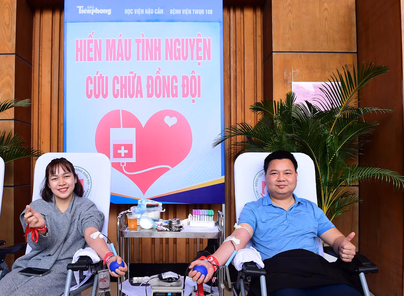 Vợ chồng anh Bùi Văn Đôn – chị Trịnh Thị Cẩm Anh có thêm lần hiến máu cùng nhau khi tham dự chương trình Chủ nhật Đỏ tại Học viện Hậu cần. Anh Đôn công tác tại Học viện Hậu cần, đã hơn chục lần hiến máu. Chị Cẩm Anh làm việc trong lĩnh vực ngân hàng, đã 8 lần hiến máu. “Hiến máu không chỉ là giúp ích những người bệnh cần máu điều trị, còn cải thiện sức khoẻ cho người hiến. Qua những lần hiến máu cùng nhau, chúng tôi cảm thấy cuộc sống ý nghĩa hơn và lan toả, gắn kết yêu thương trong gia đình hơn”, anh Đôn nói