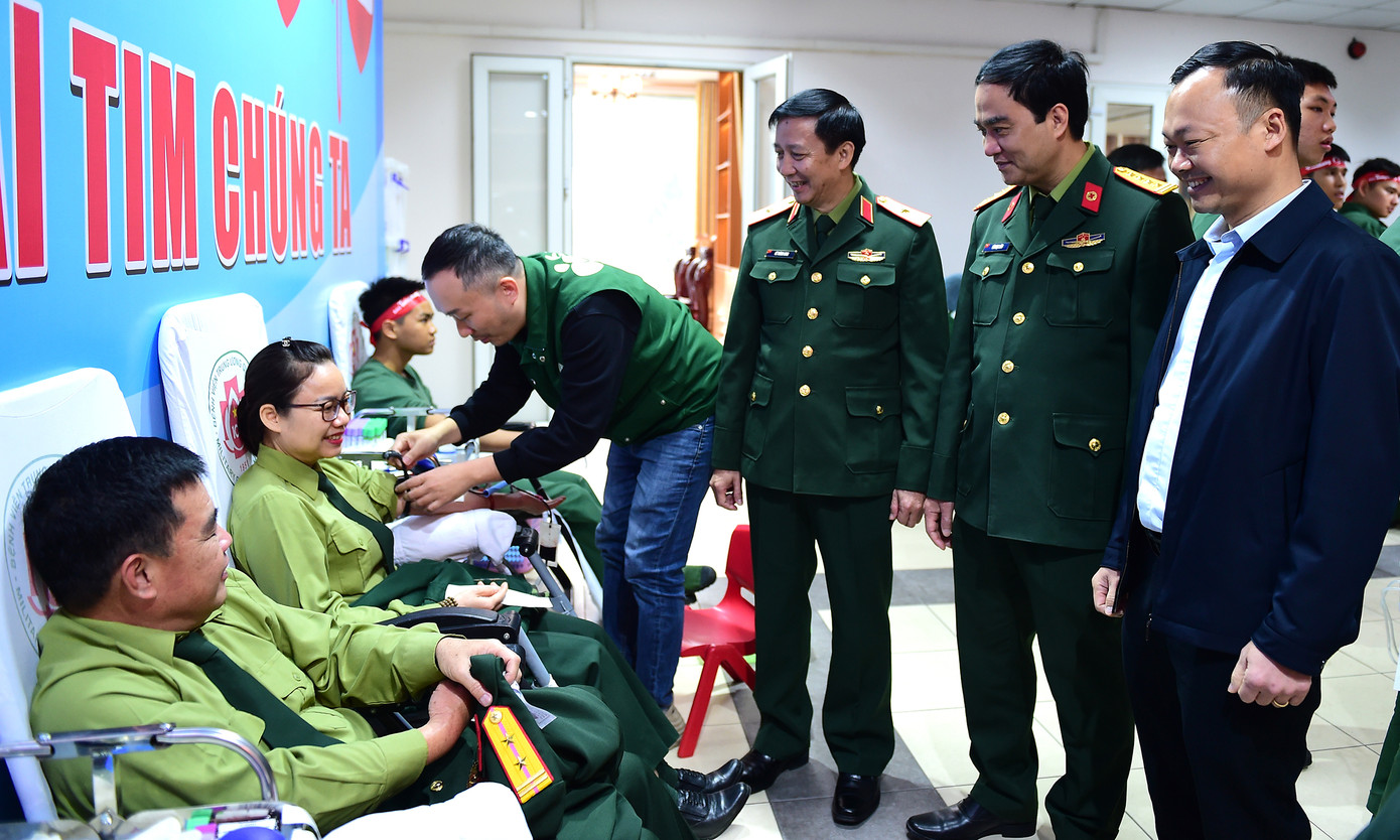 Ban Tổ chức thăm hỏi động viên vợ chồng anh Nguyễn Hoàng Anh tham gia hiến máu.