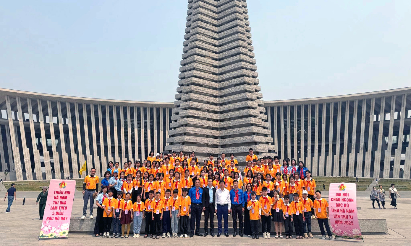 Đoàn đại biểu Cháu ngoan Bác Hồ tỉnh Hà Nam tham quan Bảo tàng Lịch sử Quân sự Việt Nam. Cùng tham dự hoạt động có anh Trần Ngọc Nam - Ủy viên Ban Thường vụ T.Ư Đoàn, Bí thư Tỉnh Đoàn, Chủ tịch Hội LHTN Việt Nam tỉnh Hà Nam.