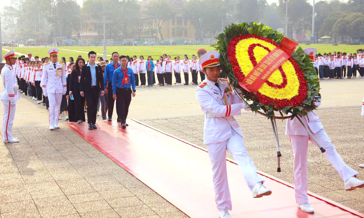 Ngày 22/3, đoàn đại biểu Cháu ngoan Bác Hồ tỉnh Hà Nam đã dâng hoa, vào Lăng viếng Chủ tịch Hồ Chí Minh và tham quan Bảo tàng Lịch sử quân sự Việt Nam. Đây là hoạt động trong khuôn khổ Đại hội Cháu ngoan Bác Hồ tỉnh Hà Nam lần thứ XI năm 2025. Ảnh: BTC