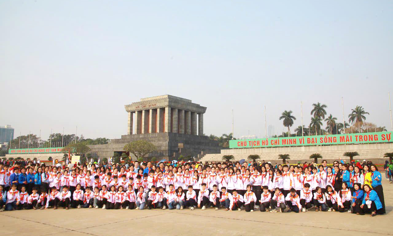 Trong khuôn khổ hoạt động giàu ý nghĩa giáo dục lịch sử và truyền thống cách mạng tại Hà Nội, các đại biểu cháu ngoan Bác Hồ tỉnh Hà Nam cũng đã có dịp tham quan Cụm di tích lịch sử văn hóa Ba Đình gồm Bảo tàng Hồ Chí Minh, Khu di tích Chủ tịch Hồ Chí Minh tại Phủ Chủ tịch. Bên cạnh đó, giao lưu với các đại biểu Cháu ngoan Bác Hồ tiêu biểu của Thủ đô Hà Nội.