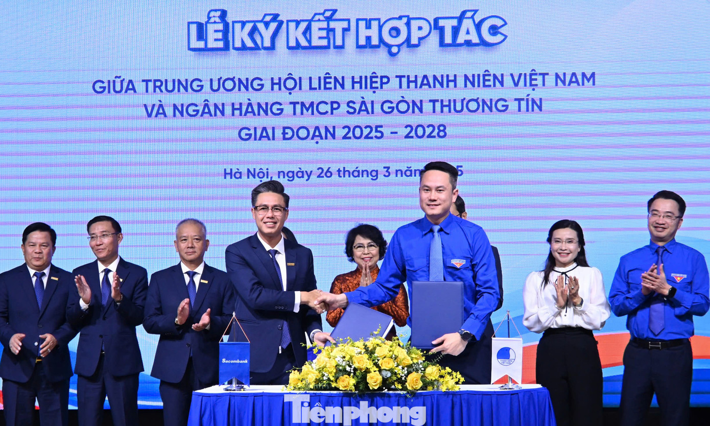 Anh Nguyễn Kim Quy - Uỷ viên Ban Thường vụ T.Ư Đoàn, Phó Chủ tịch thường trực T.Ư Hội LHTN Việt Nam và đại diện Ngân hàng Sacombank ký kết thỏa thuận hợp tác giữa hai đơn vị. Ảnh: Lâm Đăng Hải