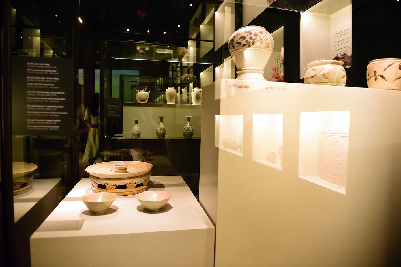 Tại đây, các đại biểu đã được nghe giới thiệu về nhiều hiện vật được trưng bày, trong đó có những hiện vật được công nhận là "Bảo vật quốc gia" như: Lá đề chim phượng Hoàng thành Thăng Long; Đầu Phượng; súng thần công.