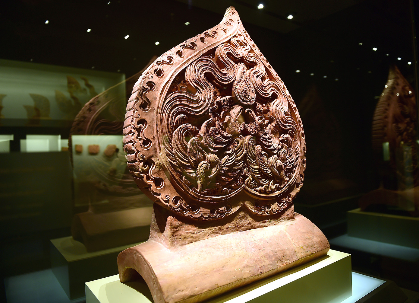 Tại đây, các đại biểu đã được nghe giới thiệu về nhiều hiện vật được trưng bày, trong đó có những hiện vật được công nhận là "Bảo vật quốc gia" như: Lá đề chim phượng Hoàng thành Thăng Long; Đầu Phượng; súng thần công.