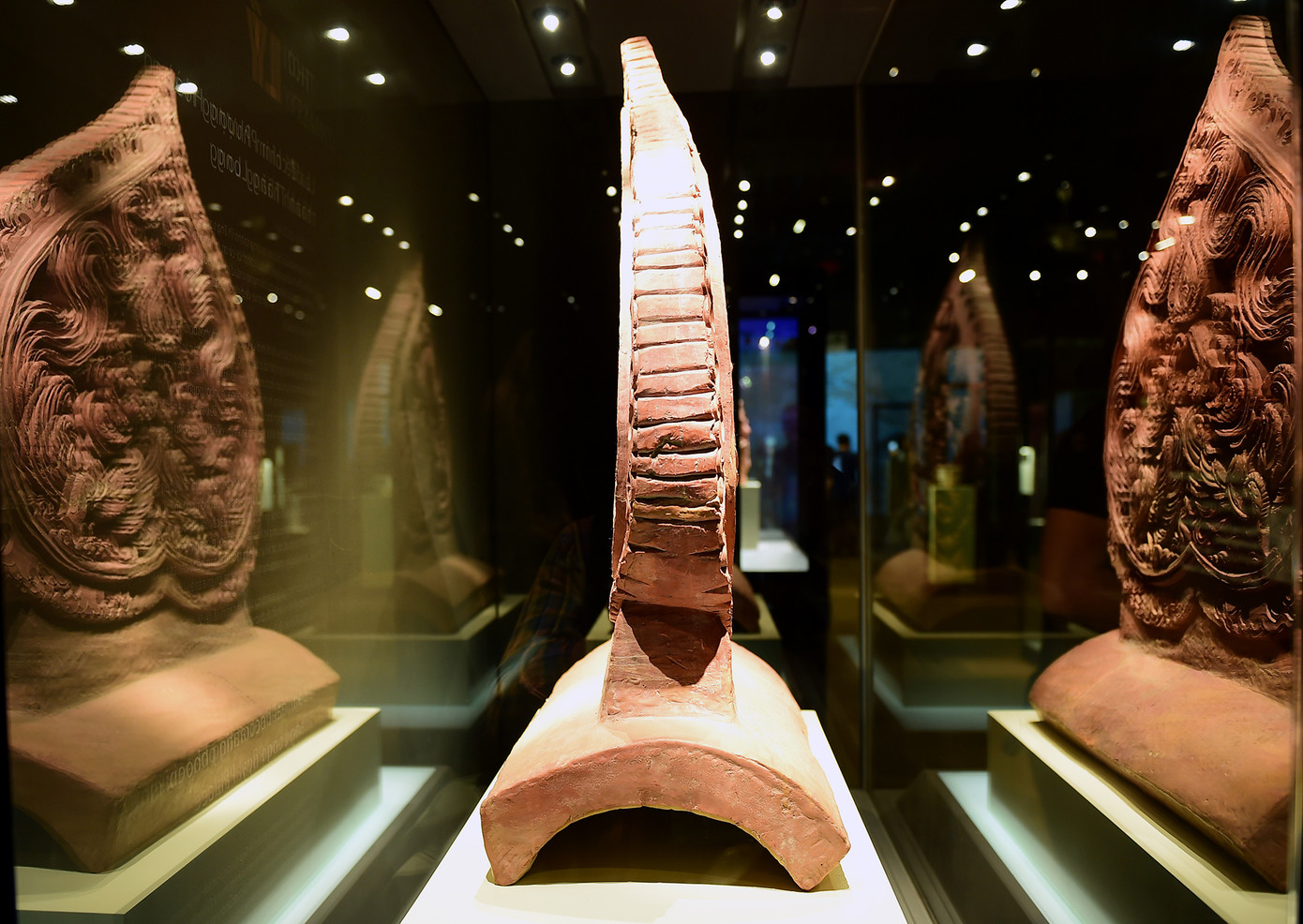 Tại đây, các đại biểu đã được nghe giới thiệu về nhiều hiện vật được trưng bày, trong đó có những hiện vật được công nhận là "Bảo vật quốc gia" như: Lá đề chim phượng Hoàng thành Thăng Long; Đầu Phượng; súng thần công.