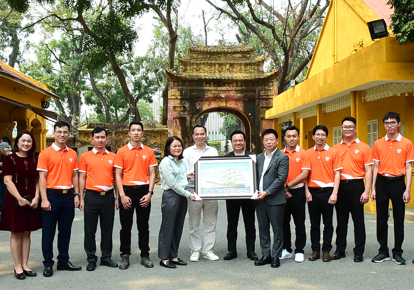 Nhà báo Phùng Công Sưởng - Tổng biên tập Báo Tiền Phong trao tặng ảnh lưu niệm cho đại diện lãnh đạo Khu di sản Hoàng thành Thăng Long.