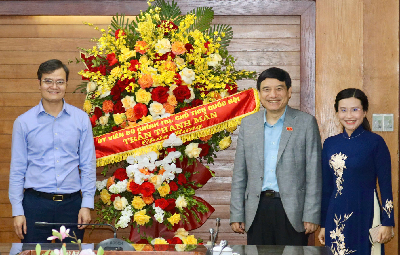 Thừa ủy quyền của Chủ tịch Quốc hội, ông Nguyễn Đắc Vinh trao tặng lẵng hoa chúc mừng Đoàn TNCS Hồ Chí Minh kỷ niệm 94 năm Ngày thành lập. Ảnh: T.Ư Đoàn