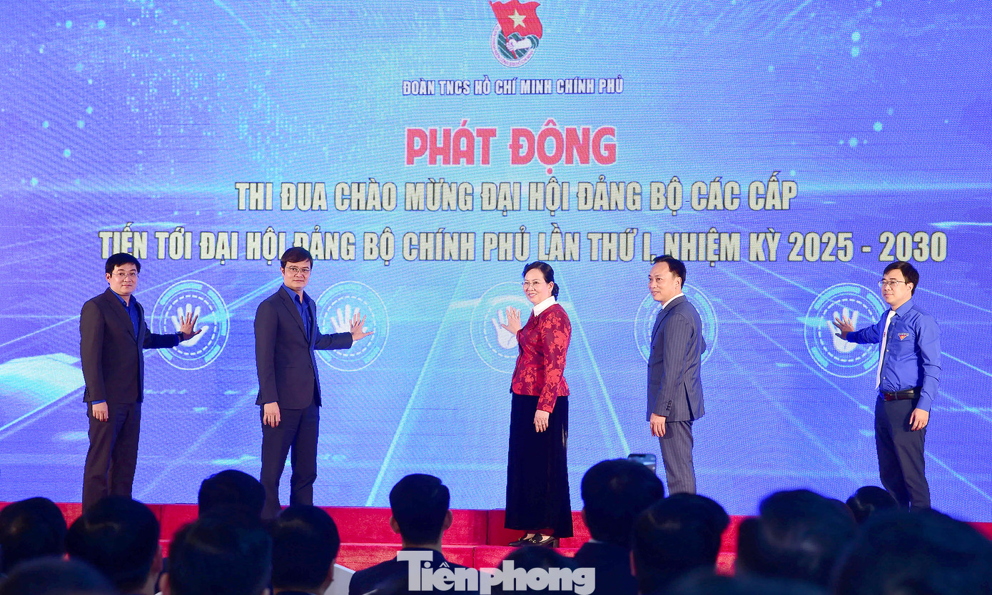 Các đại biểu thực hiện nghi thức phát động thi đua chào mừng đại hội Đảng bộ các cấp. Ảnh: Xuân Tùng Các đại biểu thực hiện nghi thức phát động thi đua chào mừng đại hội Đảng bộ các cấp. Ảnh: Xuân Tùng