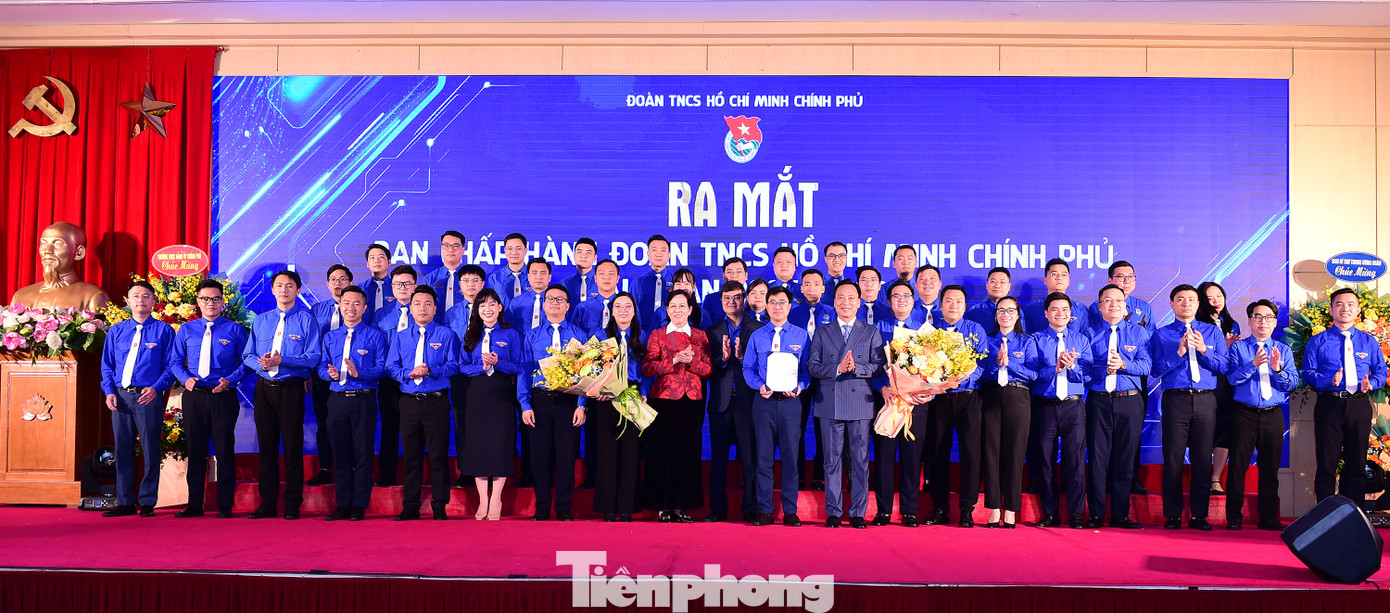 Lãnh đạo T.Ư Đoàn và Đảng ủy Chính phủ tặng hoa chúc mừng Ban Chấp hành Đoàn Thanh niên Chính phủ. Ảnh: Xuân Tùng Lãnh đạo T.Ư Đoàn và Đảng ủy Chính phủ tặng hoa chúc mừng Ban Chấp hành Đoàn Thanh niên Chính phủ. Ảnh: Xuân Tùng