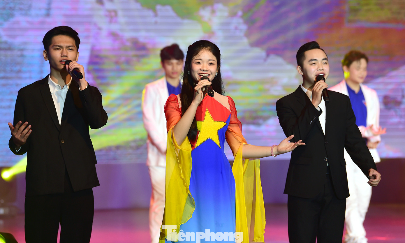 Tại chương trình đã ôn lại truyền thống 94 năm xây dựng, cống hiến và trưởng thành của Đoàn TNCS Hồ Chí Minh. Trong suốt hành trình phát triển, Đoàn đã không ngừng đổi mới, kế thừa và phát huy các giá trị, truyền thống tốt đẹp của thế hệ cha anh để thực hiện tốt hơn chức năng và nhiệm vụ của tổ chức mình. Lịch sử Đoàn TNCS Hồ Chí Minh Thành phố Hà Nội luôn kế thừa và phát huy truyền thống đấu tranh cách mạng của thanh niên Việt Nam, truyền thống anh hùng, tài hoa, thanh lịch của người Hà Nội. Ảnh: Xuân Tùng