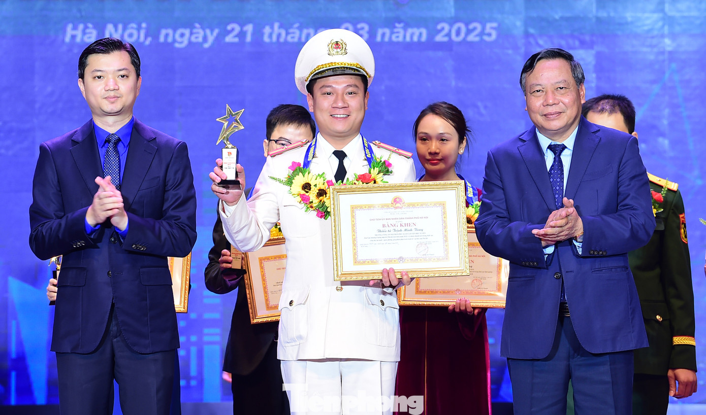 Các cá nhân đạt danh hiệu Gương mặt trẻ Thủ đô tiêu biểu năm 2024 được tặng thưởng Bằng khen của Chủ tịch UBND Thành phố Hà Nội và biểu trưng.