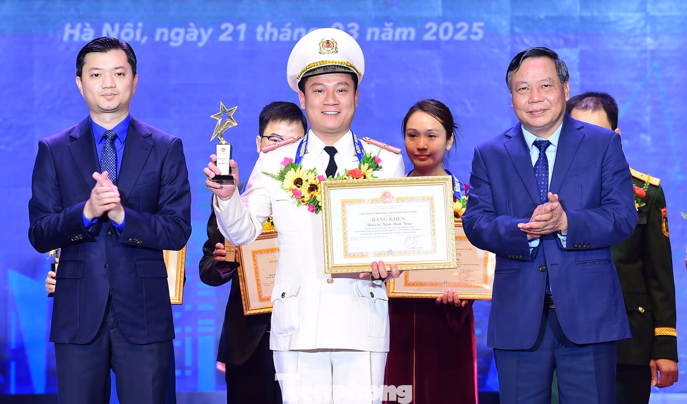 Các cá nhân đạt danh hiệu Gương mặt trẻ Thủ đô tiêu biểu năm 2024 được tặng thưởng Bằng khen của Chủ tịch UBND Thành phố Hà Nội và biểu trưng.