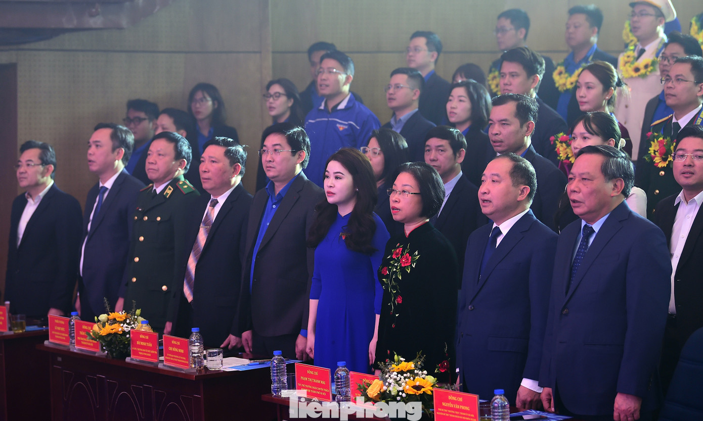 Dự chương trình có ông Vi Tư Liệu - Vụ trưởng Vụ Đoàn thể Nhân dân - Ban Tuyên giáo và Dân vận Trung ương; anh Nguyễn Minh Triết - Bí thư T.Ư Đoàn, Chủ tịch T.Ư Hội Sinh viên Việt Nam; ông Nguyễn Văn Phong - Phó Bí thư Thường trực Thành ủy Hà Nội. Trong không khí trang nghiêm, các đại biểu thực hiện nghi lễ chào cờ. Ảnh: Xuân Tùng