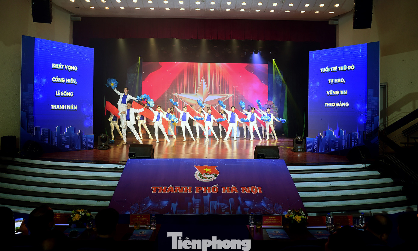 Tại chương trình đã ôn lại truyền thống 94 năm xây dựng, cống hiến và trưởng thành của Đoàn TNCS Hồ Chí Minh. Trong suốt hành trình phát triển, Đoàn đã không ngừng đổi mới, kế thừa và phát huy các giá trị, truyền thống tốt đẹp của thế hệ cha anh để thực hiện tốt hơn chức năng và nhiệm vụ của tổ chức mình. Lịch sử Đoàn TNCS Hồ Chí Minh Thành phố Hà Nội luôn kế thừa và phát huy truyền thống đấu tranh cách mạng của thanh niên Việt Nam, truyền thống anh hùng, tài hoa, thanh lịch của người Hà Nội. Ảnh: Xuân Tùng