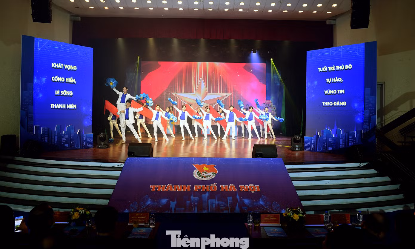 Tại chương trình đã ôn lại truyền thống 94 năm xây dựng, cống hiến và trưởng thành của Đoàn TNCS Hồ Chí Minh. Trong suốt hành trình phát triển, Đoàn đã không ngừng đổi mới, kế thừa và phát huy các giá trị, truyền thống tốt đẹp của thế hệ cha anh để thực hiện tốt hơn chức năng và nhiệm vụ của tổ chức mình. Lịch sử Đoàn TNCS Hồ Chí Minh Thành phố Hà Nội luôn kế thừa và phát huy truyền thống đấu tranh cách mạng của thanh niên Việt Nam, truyền thống anh hùng, tài hoa, thanh lịch của người Hà Nội. Ảnh: Xuân Tùng
