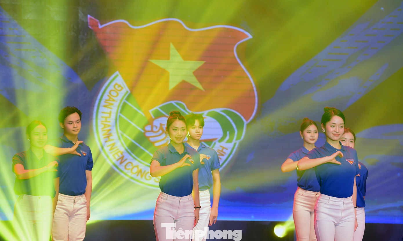 Tại chương trình đã ôn lại truyền thống 94 năm xây dựng, cống hiến và trưởng thành của Đoàn TNCS Hồ Chí Minh. Trong suốt hành trình phát triển, Đoàn đã không ngừng đổi mới, kế thừa và phát huy các giá trị, truyền thống tốt đẹp của thế hệ cha anh để thực hiện tốt hơn chức năng và nhiệm vụ của tổ chức mình. Lịch sử Đoàn TNCS Hồ Chí Minh Thành phố Hà Nội luôn kế thừa và phát huy truyền thống đấu tranh cách mạng của thanh niên Việt Nam, truyền thống anh hùng, tài hoa, thanh lịch của người Hà Nội. Ảnh: Xuân Tùng