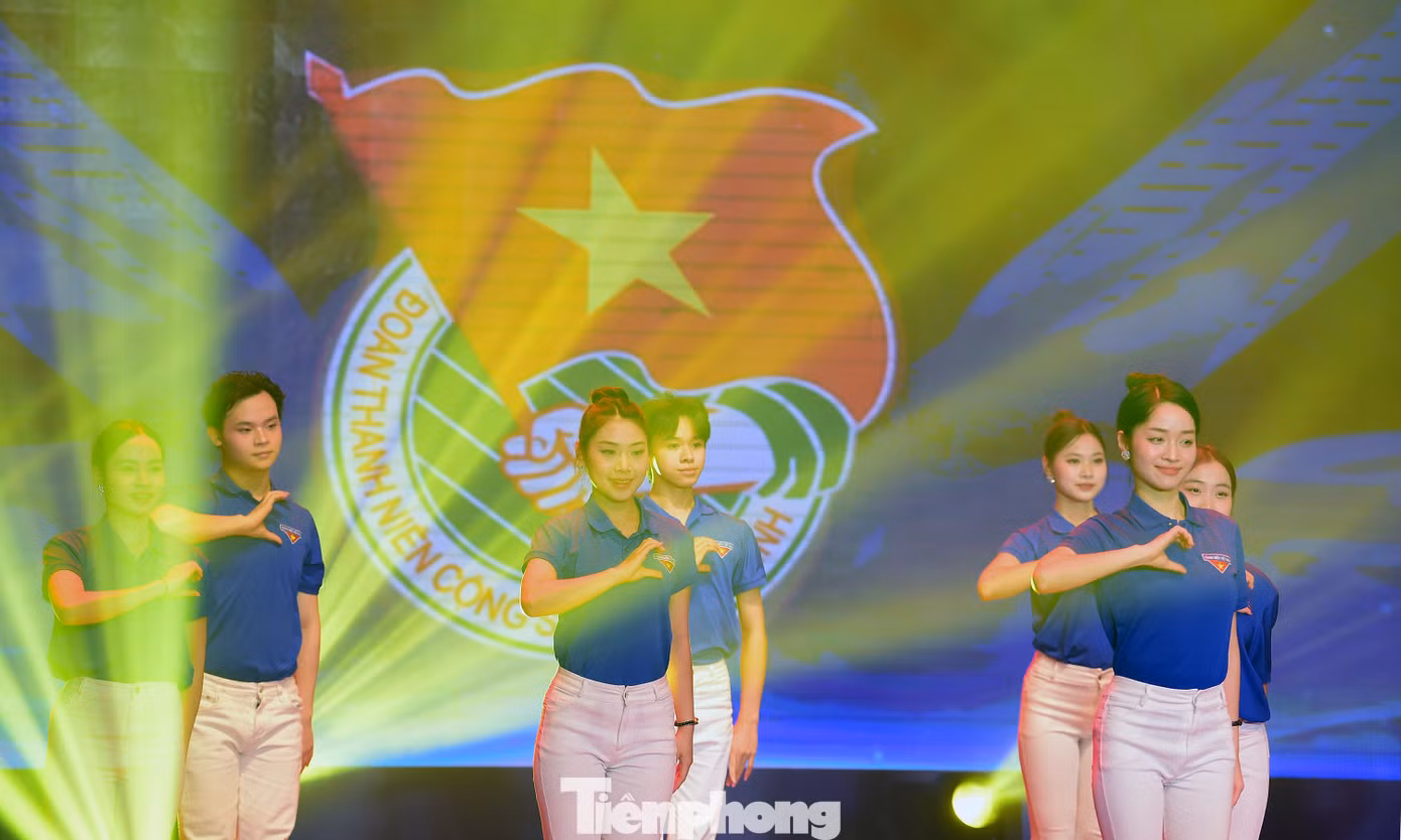 Tại chương trình đã ôn lại truyền thống 94 năm xây dựng, cống hiến và trưởng thành của Đoàn TNCS Hồ Chí Minh. Trong suốt hành trình phát triển, Đoàn đã không ngừng đổi mới, kế thừa và phát huy các giá trị, truyền thống tốt đẹp của thế hệ cha anh để thực hiện tốt hơn chức năng và nhiệm vụ của tổ chức mình. Lịch sử Đoàn TNCS Hồ Chí Minh Thành phố Hà Nội luôn kế thừa và phát huy truyền thống đấu tranh cách mạng của thanh niên Việt Nam, truyền thống anh hùng, tài hoa, thanh lịch của người Hà Nội. Ảnh: Xuân Tùng