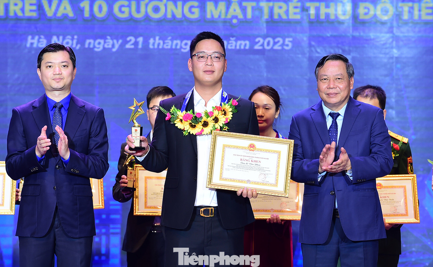 Các cá nhân đạt danh hiệu Gương mặt trẻ Thủ đô tiêu biểu năm 2024 được tặng thưởng Bằng khen của Chủ tịch UBND Thành phố Hà Nội và biểu trưng.