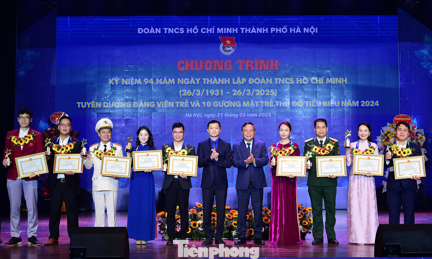Bí thư T.Ư Đoàn Nguyễn Minh Triết và Phó Bí thư Thường trực Thành ủy Hà Nội Nguyễn Văn Phong trao khen thưởng cho các cá nhân đạt danh hiệu Gương mặt trẻ Thủ đô tiêu biểu năm 2024. Ảnh: Xuân Tùng