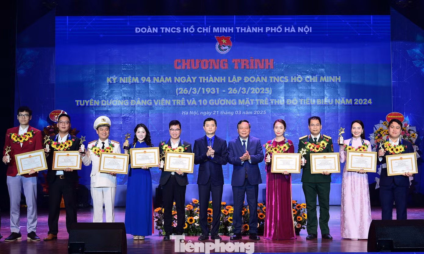 Bí thư T.Ư Đoàn Nguyễn Minh Triết và Phó Bí thư Thường trực Thành ủy Hà Nội Nguyễn Văn Phong trao khen thưởng cho các cá nhân đạt danh hiệu Gương mặt trẻ Thủ đô tiêu biểu năm 2024. Ảnh: Xuân Tùng