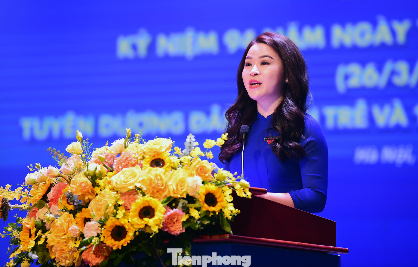 Tại chương trình, chị Chu Hồng Minh - Ủy viên Ban Thường vụ T.Ư Đoàn, Thành ủy viên, Bí thư Thành Đoàn Hà Nội cho biết, với sự nỗ lực không ngừng của 106 cơ sở Đoàn trực thuộc, trên 600.000 đoàn viên đã tạo nên những dấu ấn đặc biệt, toàn diện trên các mặt công tác. Đoàn Thanh niên TP Hà Nội tự hào là đơn vị nhiều năm liền xuất sắc toàn diện trong công tác Đoàn và phong trào thanh thiếu nhi của toàn quốc, được đón nhận nhiều phần thưởng cao quý của Đảng, Nhà nước, T.Ư Đoàn và Thành phố Hà Nội. Ảnh: Xuân Tùng