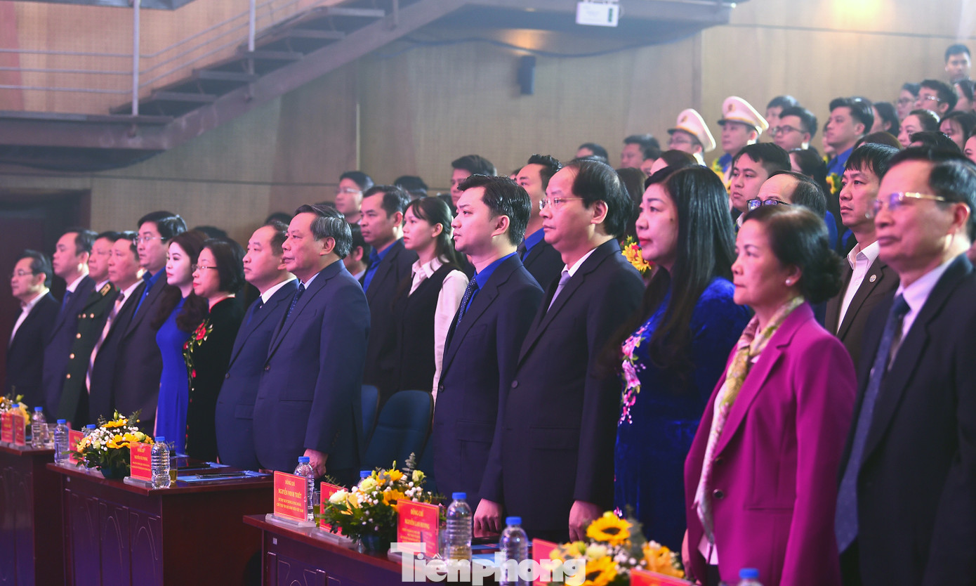 Dự chương trình có ông Vi Tư Liệu - Vụ trưởng Vụ Đoàn thể Nhân dân - Ban Tuyên giáo và Dân vận Trung ương; anh Nguyễn Minh Triết - Bí thư T.Ư Đoàn, Chủ tịch T.Ư Hội Sinh viên Việt Nam; ông Nguyễn Văn Phong - Phó Bí thư Thường trực Thành ủy Hà Nội. Trong không khí trang nghiêm, các đại biểu thực hiện nghi lễ chào cờ. Ảnh: Xuân Tùng