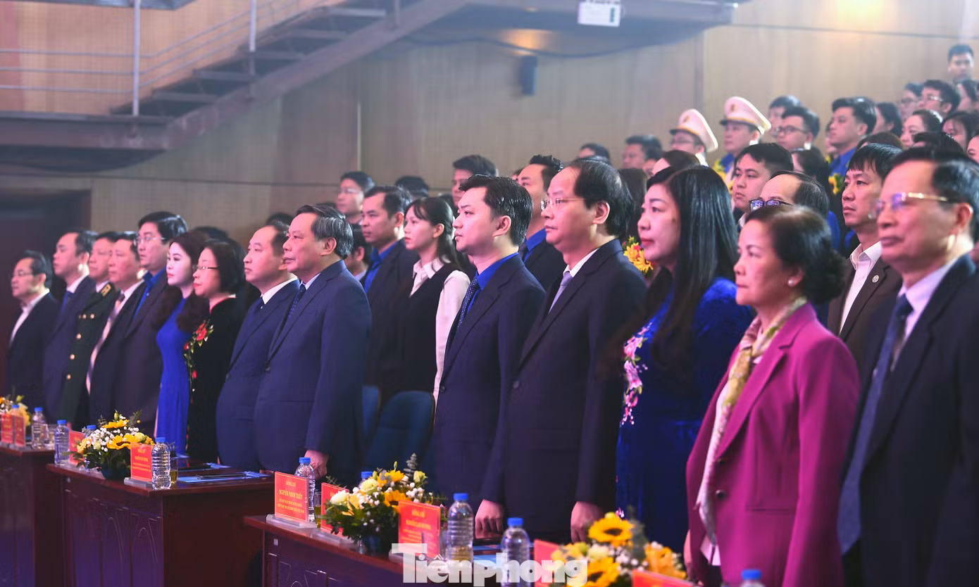 Dự chương trình có ông Vi Tư Liệu - Vụ trưởng Vụ Đoàn thể Nhân dân - Ban Tuyên giáo và Dân vận Trung ương; anh Nguyễn Minh Triết - Bí thư T.Ư Đoàn, Chủ tịch T.Ư Hội Sinh viên Việt Nam; ông Nguyễn Văn Phong - Phó Bí thư Thường trực Thành ủy Hà Nội. Trong không khí trang nghiêm, các đại biểu thực hiện nghi lễ chào cờ. Ảnh: Xuân Tùng