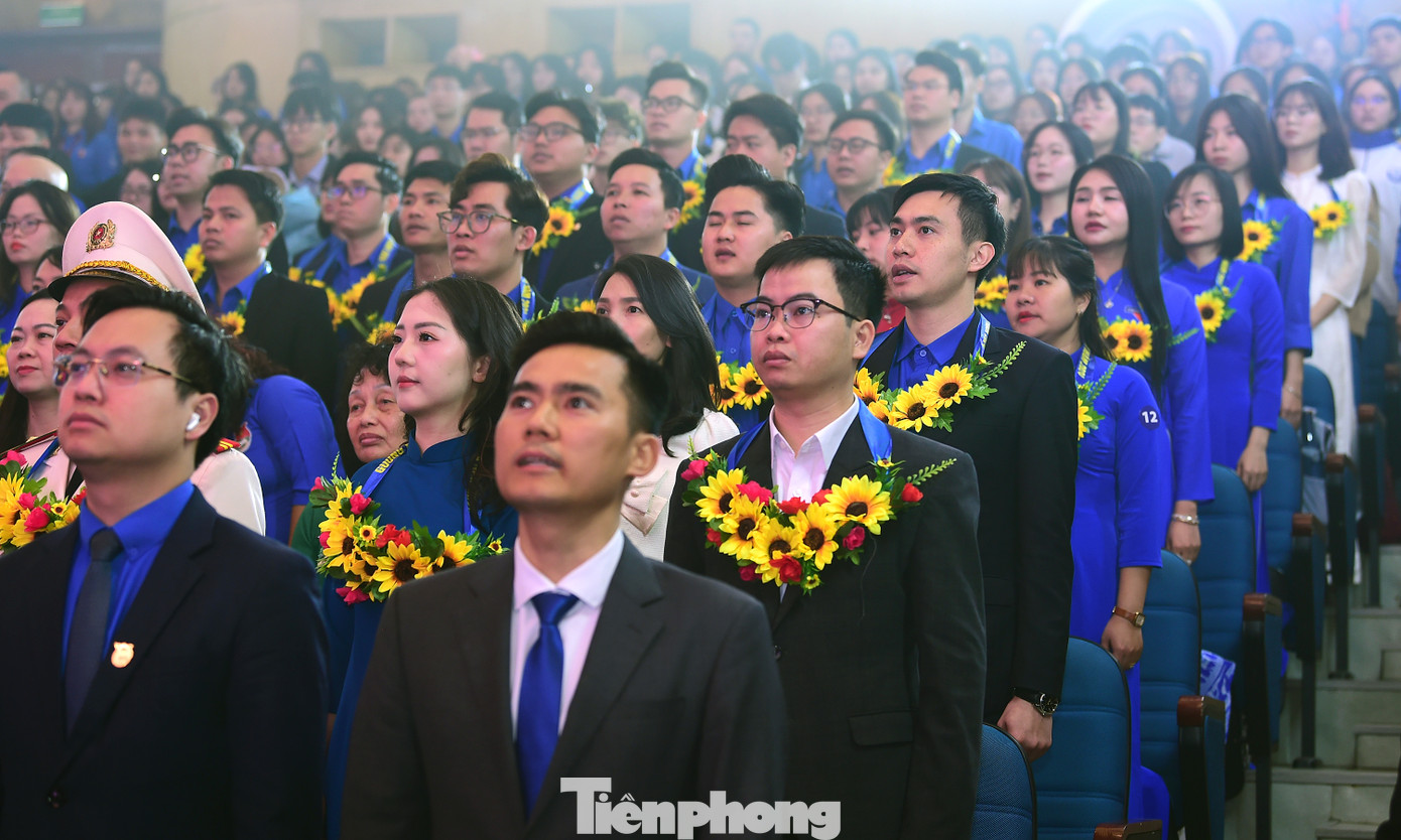 Dự chương trình có ông Vi Tư Liệu - Vụ trưởng Vụ Đoàn thể Nhân dân - Ban Tuyên giáo và Dân vận Trung ương; anh Nguyễn Minh Triết - Bí thư T.Ư Đoàn, Chủ tịch T.Ư Hội Sinh viên Việt Nam; ông Nguyễn Văn Phong - Phó Bí thư Thường trực Thành ủy Hà Nội. Trong không khí trang nghiêm, các đại biểu thực hiện nghi lễ chào cờ. Ảnh: Xuân Tùng