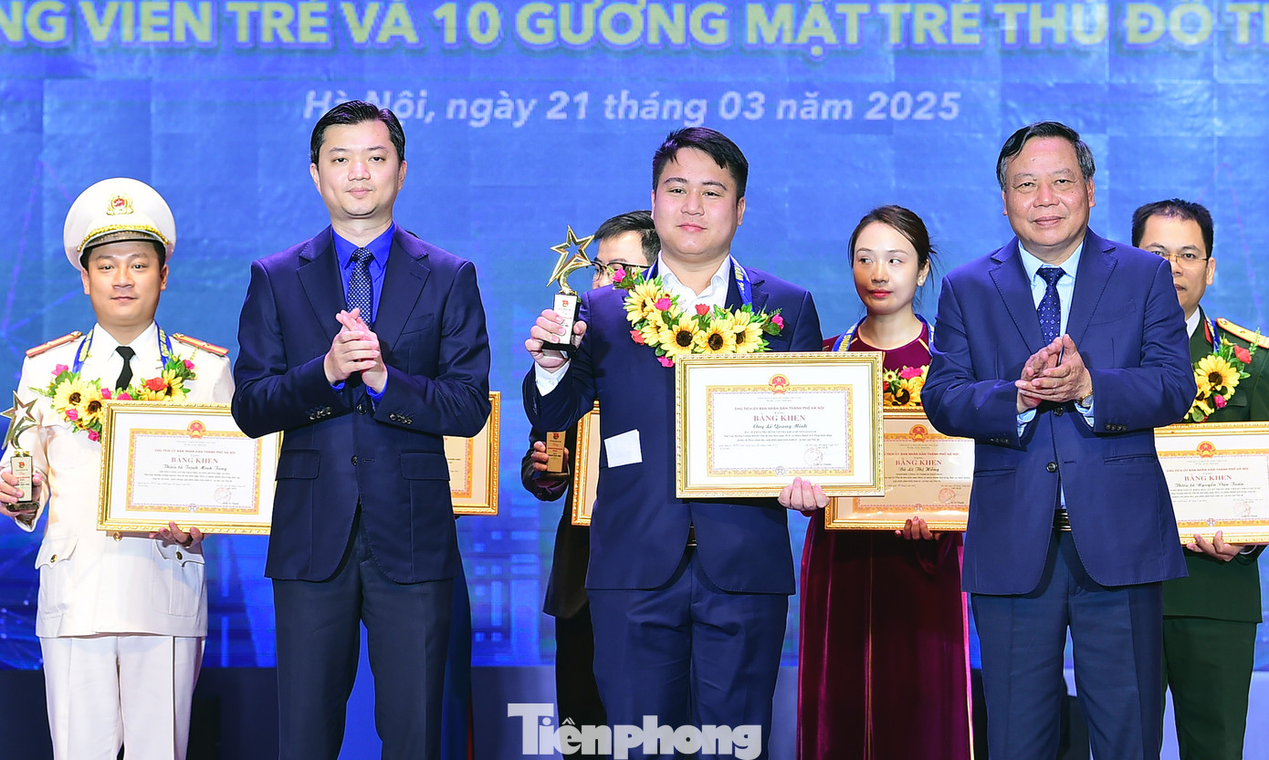 Các cá nhân đạt danh hiệu Gương mặt trẻ Thủ đô tiêu biểu năm 2024 được tặng thưởng Bằng khen của Chủ tịch UBND Thành phố Hà Nội và biểu trưng.