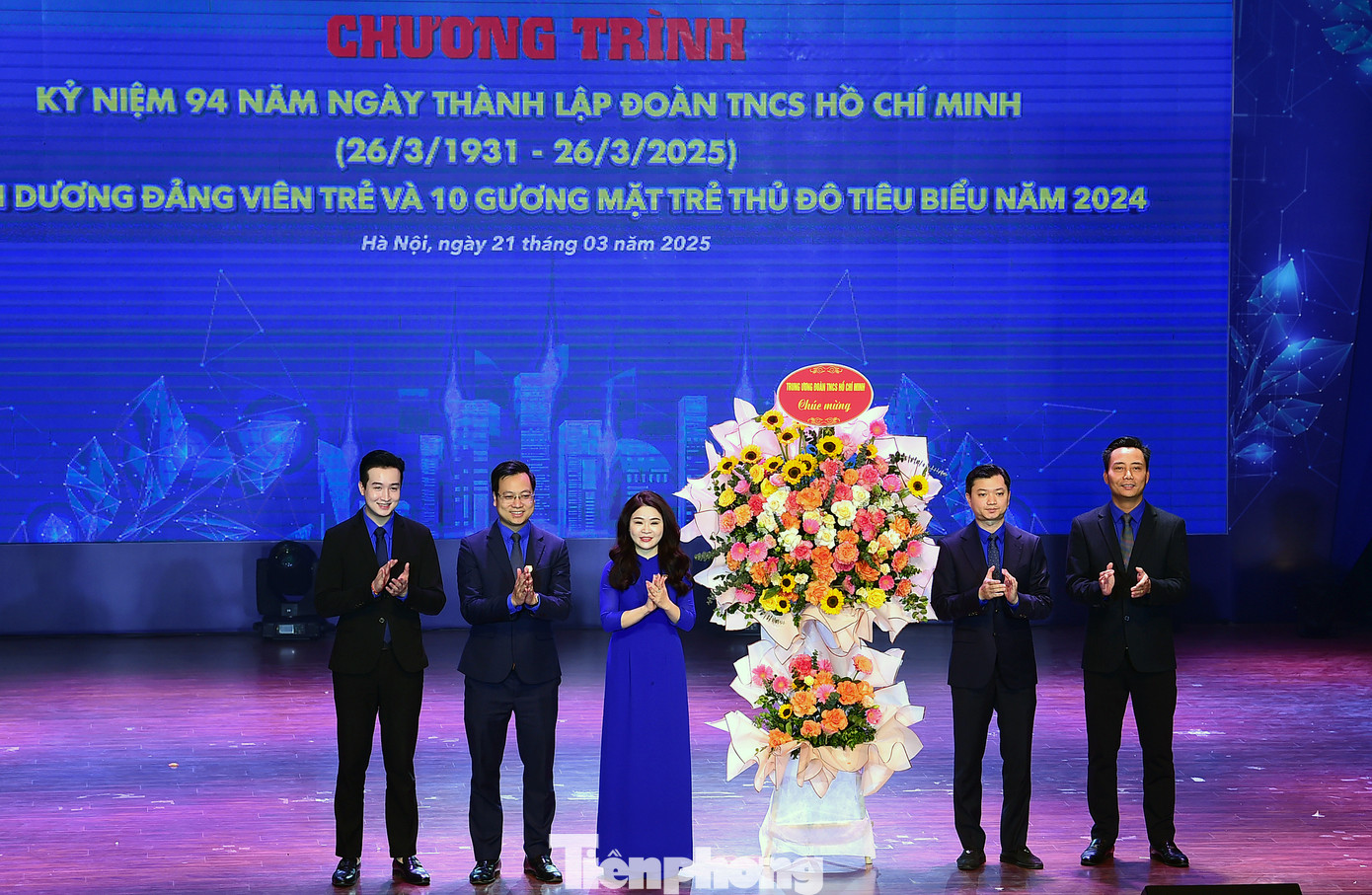 Bí thư T.Ư Đoàn, Chủ tịch T.Ư Hội Sinh viên Việt Nam Nguyễn Minh Triết tặng hoa chúc mừng Thành Đoàn Hà Nội. Ảnh: Xuân Tùng