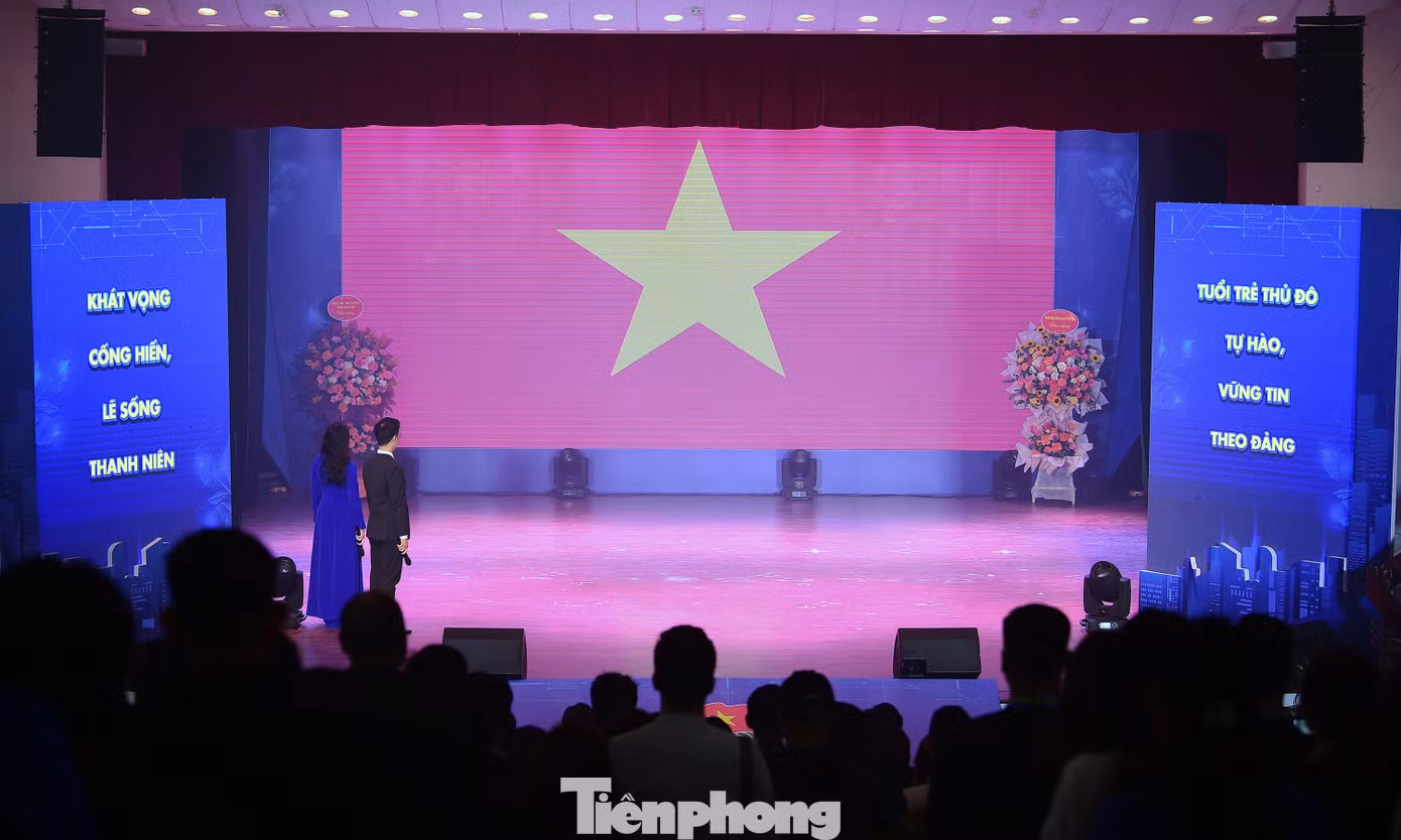 Ngày 21/3, tại Cung Thiếu nhi Hà Nội, Thành Đoàn Hà Nội tổ chức chương trình Kỷ niệm 94 năm Ngày thành lập Đoàn TNCS Hồ Chí Minh (26/3/1931- 26/3/2025); tuyên dương 91 đảng viên trẻ và 10 gương mặt trẻ Thủ đô tiêu biểu năm 2024. Ảnh: Xuân Tùng