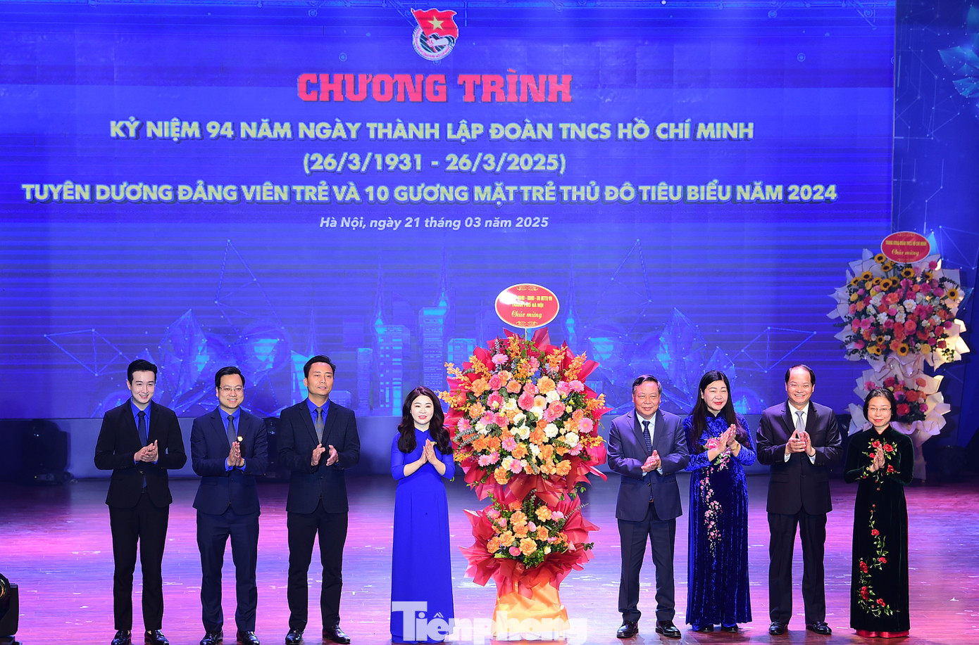 Lãnh đạo Thành phố Hà Nội tặng hoa chúc mừng Thành Đoàn Hà Nội dịp kỷ niệm 94 năm Ngày thành lập Đoàn TNCS Hồ Chí Minh.