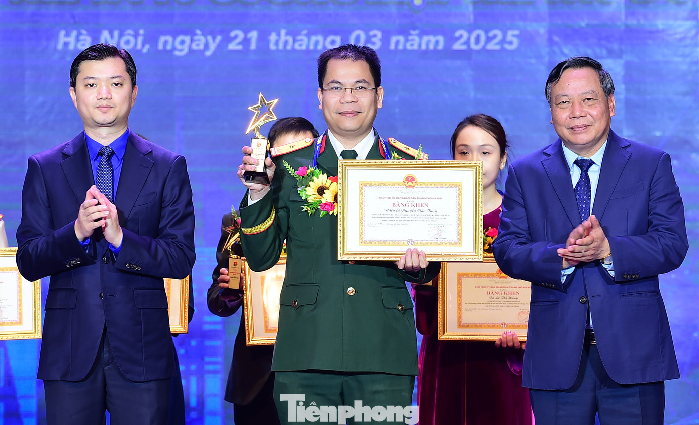 Các cá nhân đạt danh hiệu Gương mặt trẻ Thủ đô tiêu biểu năm 2024 được tặng thưởng Bằng khen của Chủ tịch UBND Thành phố Hà Nội và biểu trưng.