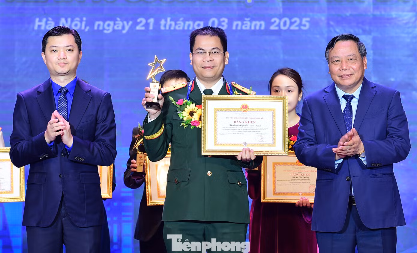 Các cá nhân đạt danh hiệu Gương mặt trẻ Thủ đô tiêu biểu năm 2024 được tặng thưởng Bằng khen của Chủ tịch UBND Thành phố Hà Nội và biểu trưng.