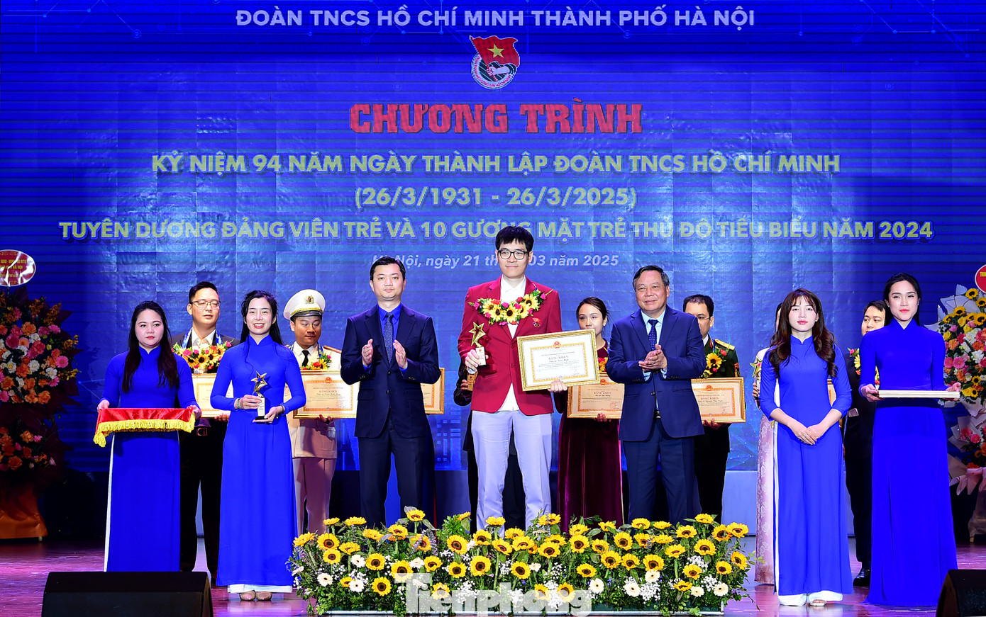 Tại chương trình, Thành Đoàn Hà Nội đã tuyên dương 10 Gương mặt trẻ Thủ đô tiêu biểu năm 2024. Đây là những cá nhân xuất sắc trên các lĩnh vực Học tập - Nghiên cứu khoa học; Lao động sáng tạo, phát triển kinh tế; Quốc phòng – An ninh; Thể dục thể thao; Văn hoá nghệ thuật; Hoạt động xã hội.