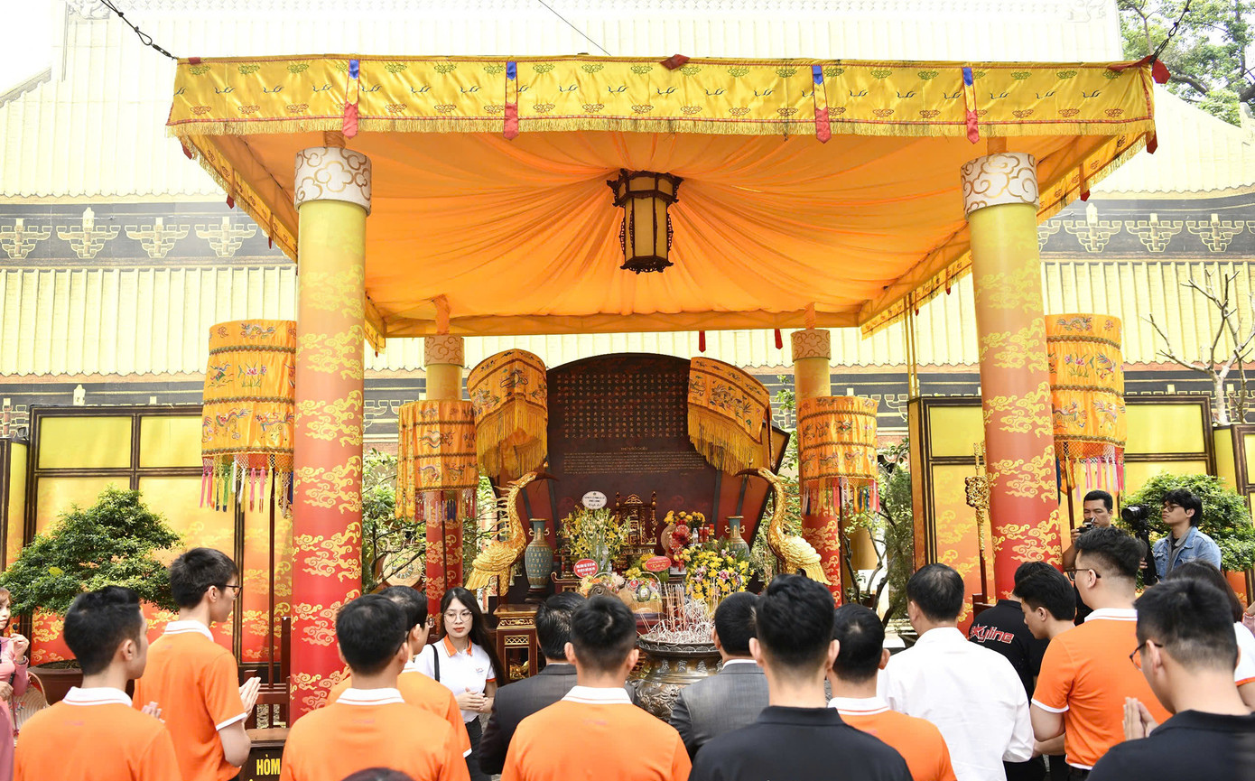 Lãnh đạo Báo Tiền Phong, Quỹ Hỗ trợ Tài năng trẻ Việt Nam và các đại biểu Gương mặt trẻ Việt Nam tiêu biểu, triển vọng năm 2024 (áo cam) dâng hương tại Điện Kính Thiên.